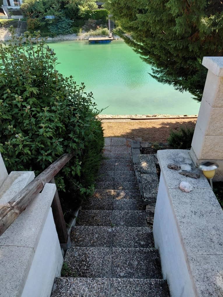 Recently renovated Ferienwohnung with private lake access and terrace