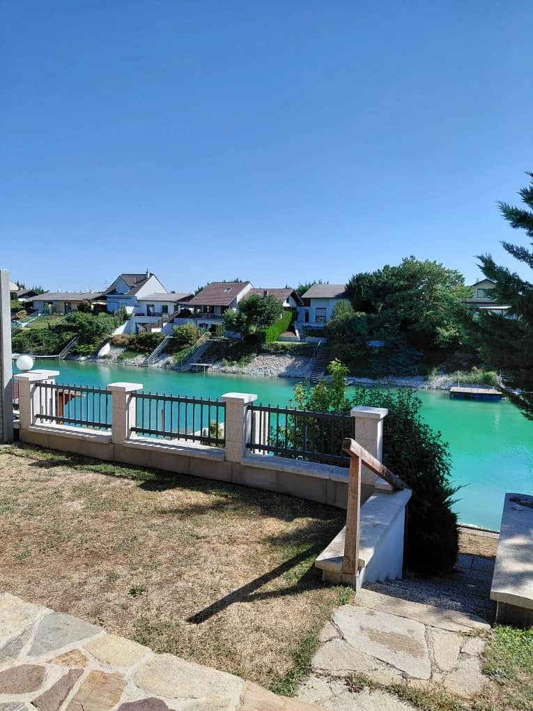 Recently renovated Ferienwohnung with private lake access and terrace