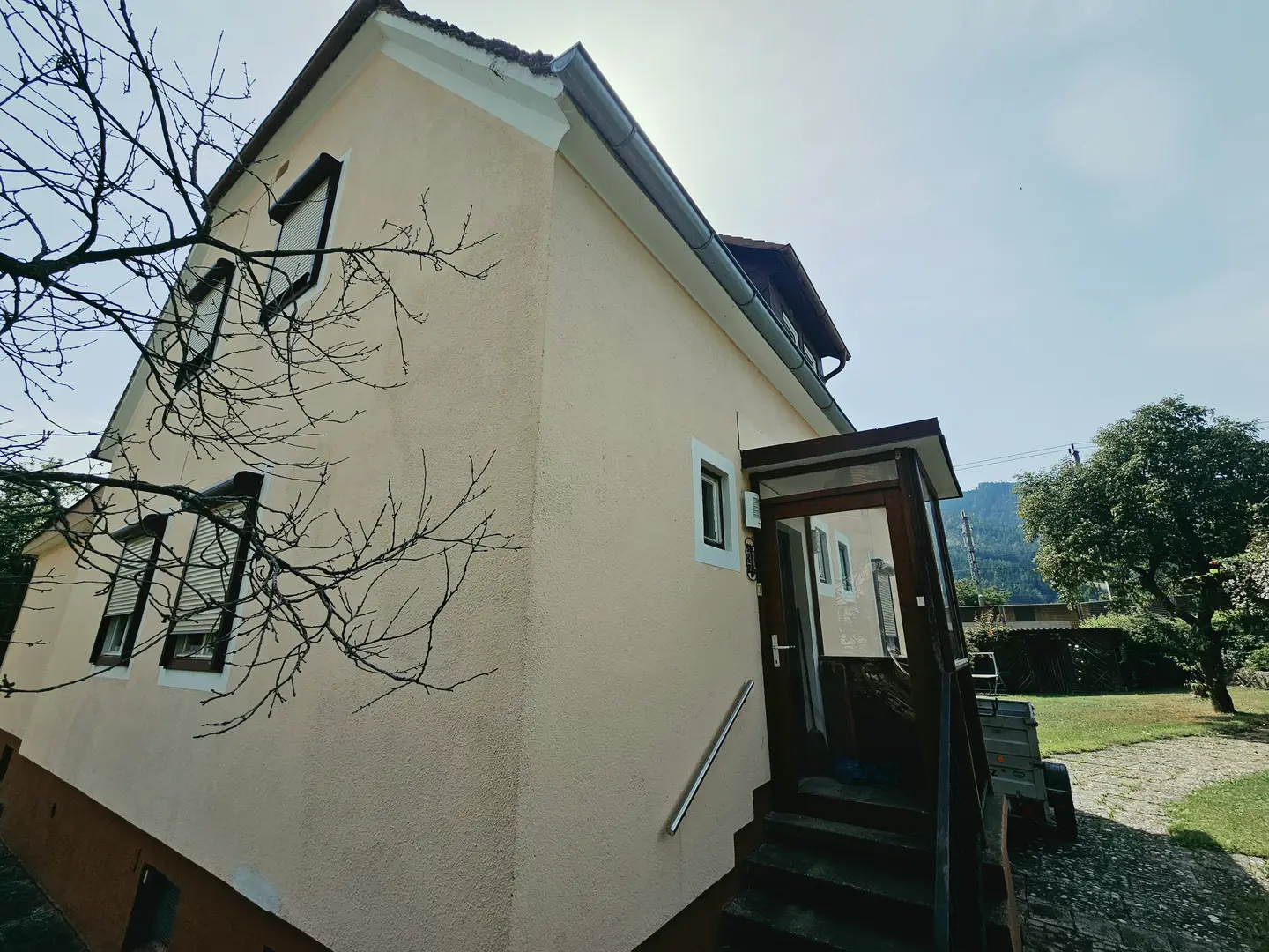 Helle Familienwohnung mit sonnigem Garten und Nebengebäude