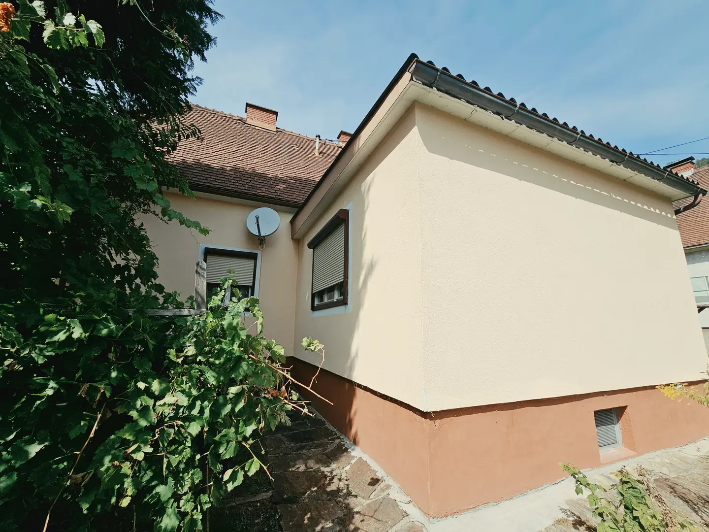 Helle Familienwohnung mit sonnigem Garten und Nebengebäude