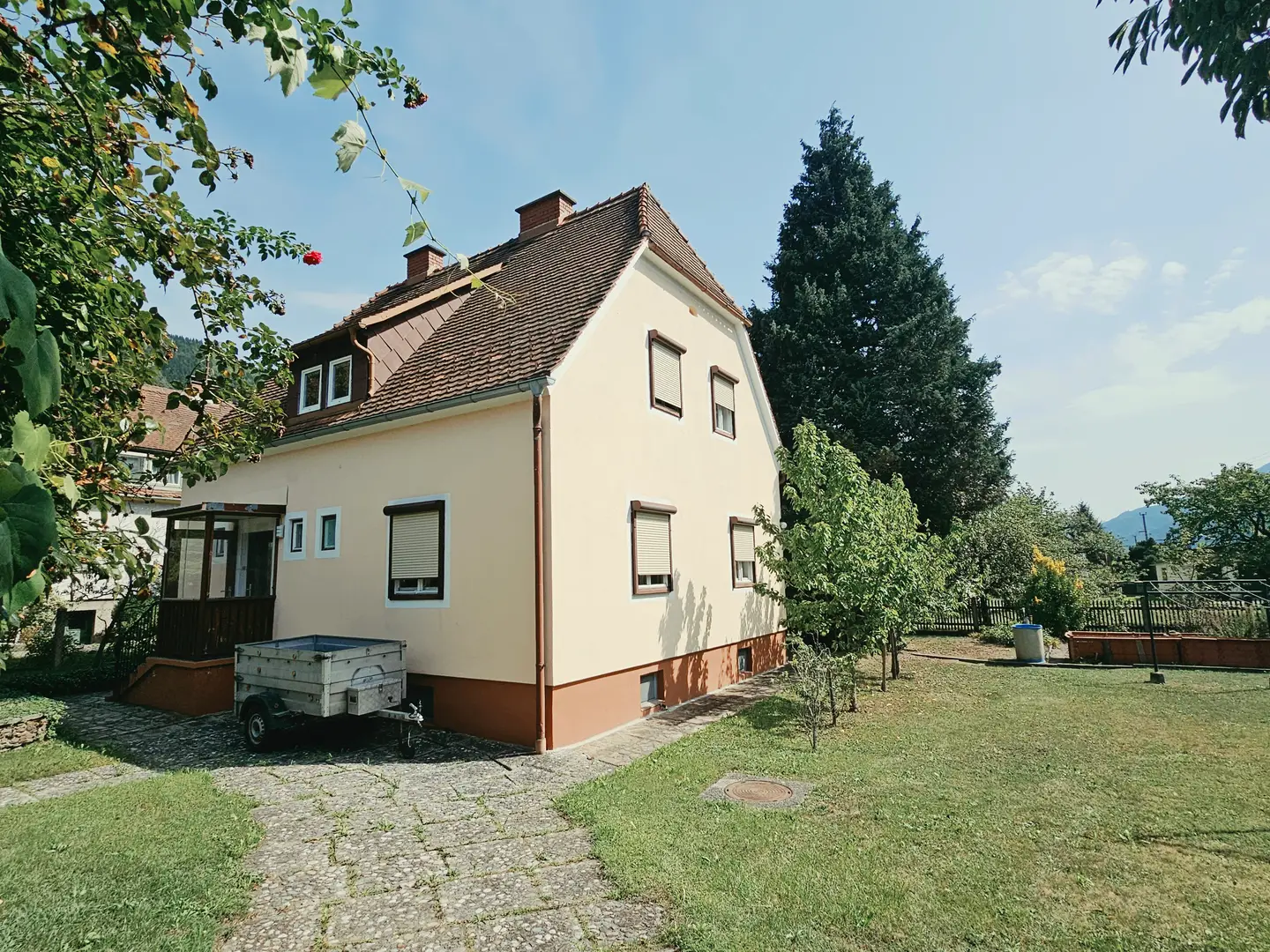 Helle Familienwohnung mit sonnigem Garten und Nebengebäude