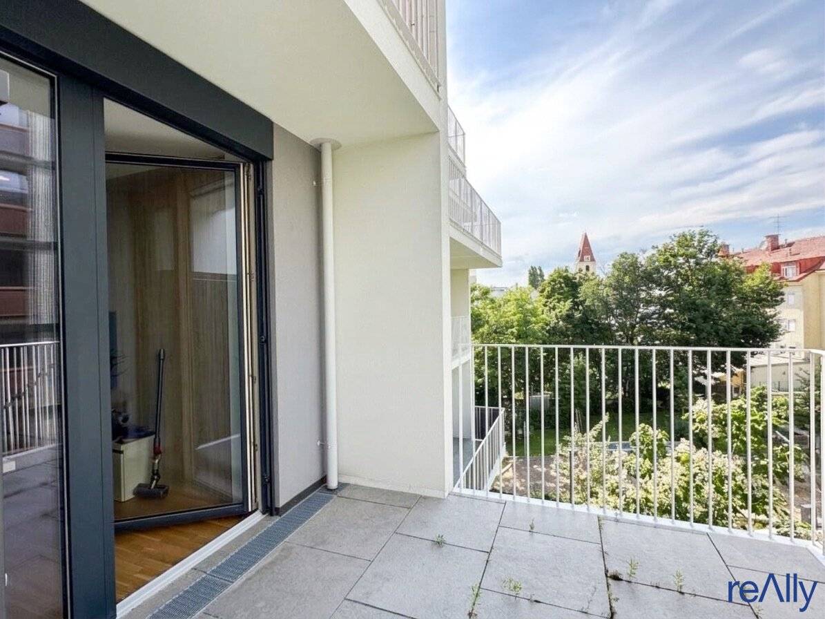 Design apartment with smart home and four terraces near Schönbrunn