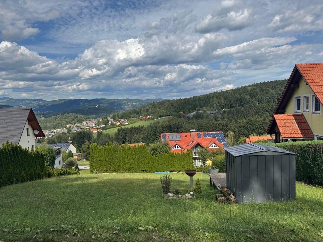 Apartment in sunny hillside location with panoramic view