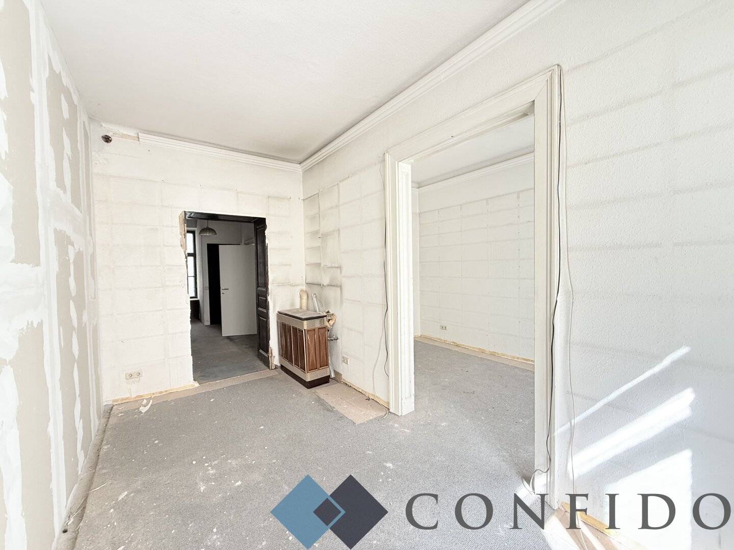 Design to Your Taste - Renovation-Required 2-Room Period Apartment in Clusiusgasse