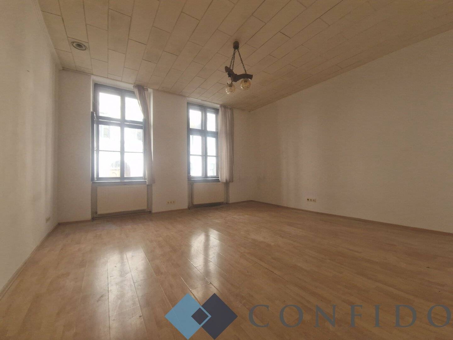 2-room apartment in need of renovation near Belvedere