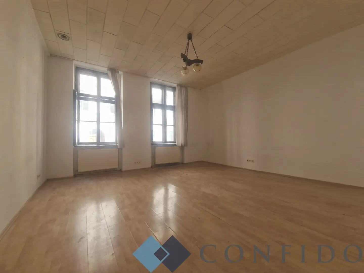 2-room apartment in need of renovation near Belvedere