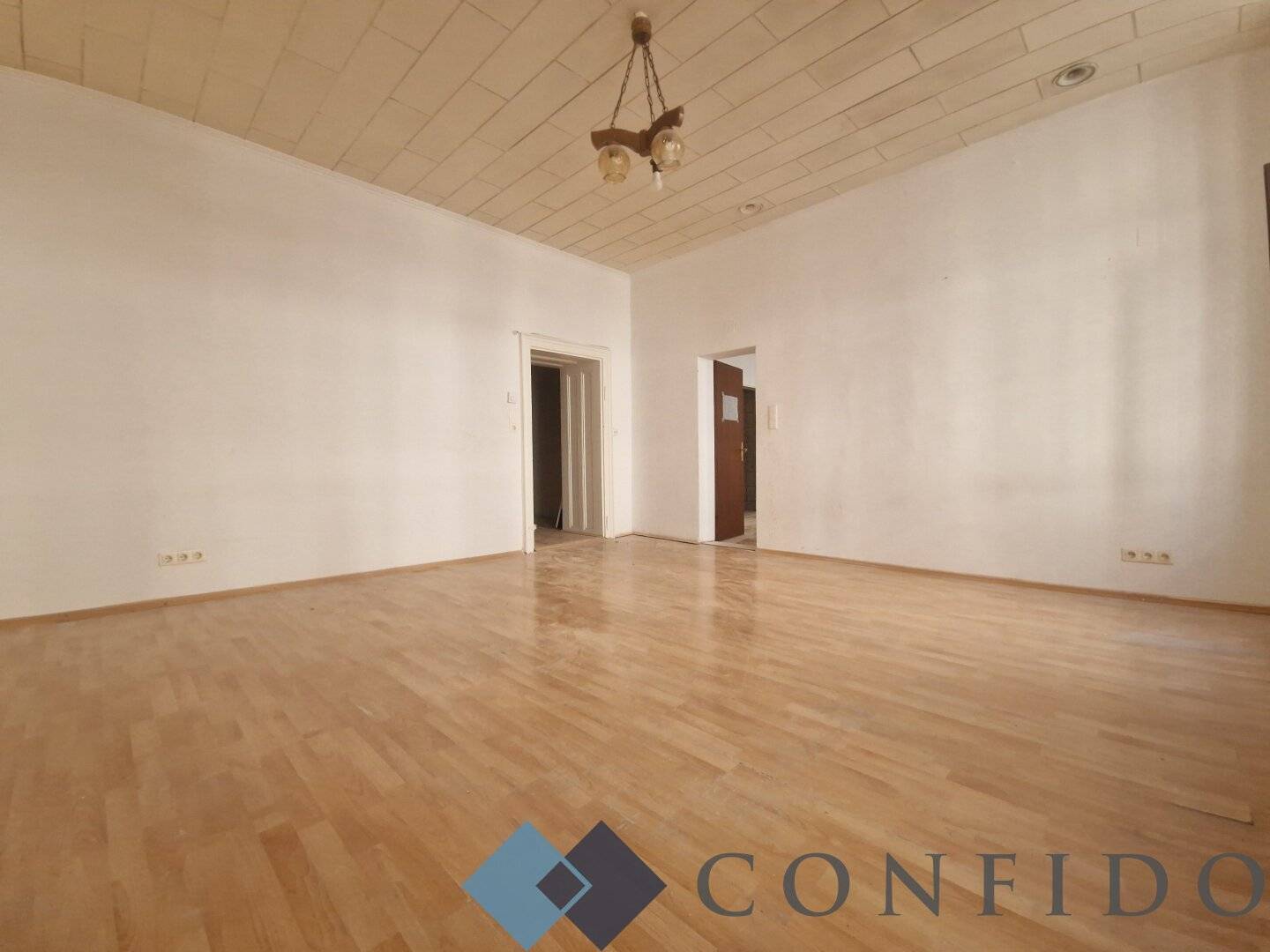 2-room apartment in need of renovation near Belvedere
