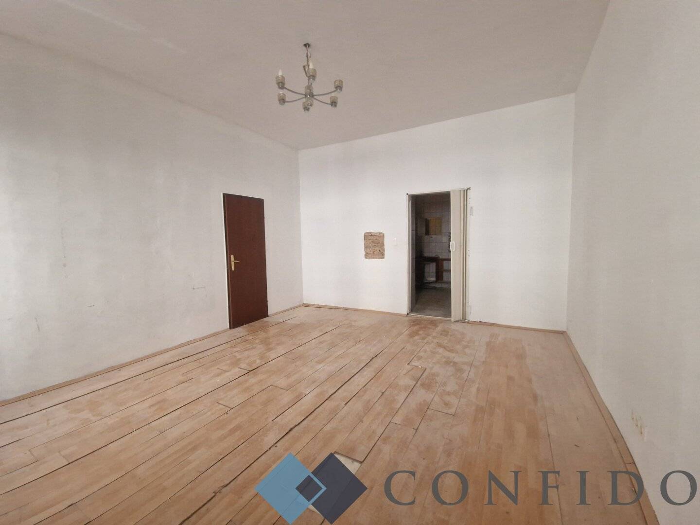 2-room apartment in need of renovation near Belvedere