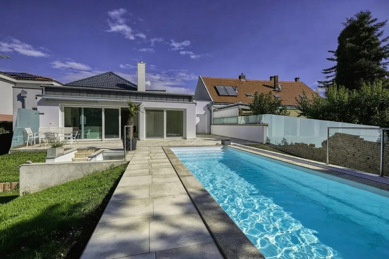 EXCLUSIVE VILLA WITH POOL &amp; DREAM GARDEN – LIVING AT THE HIGHEST LEVEL IN 1210 VIENNA
