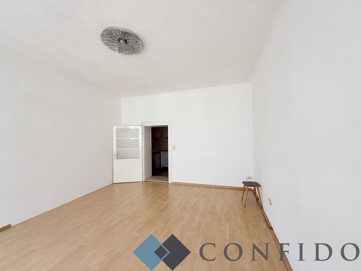 Create your new home – apartment in need of renovation near the Belvedere