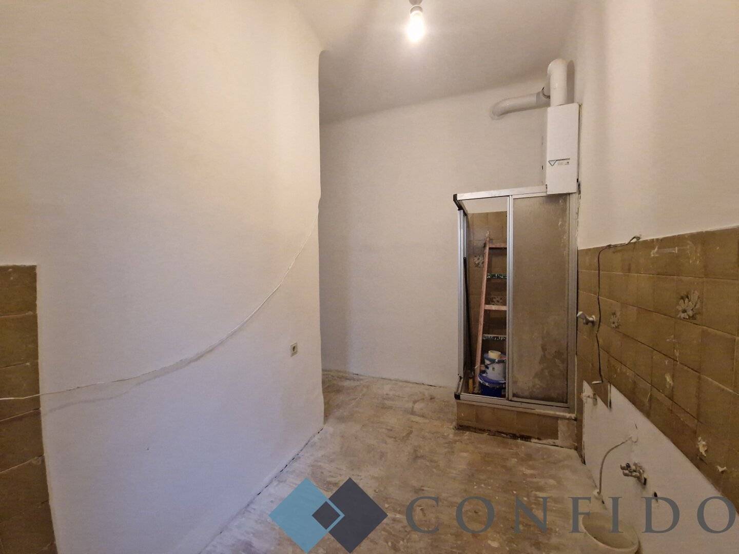 Plan and Renovate - 2 room apartment in central location of the 20th district!