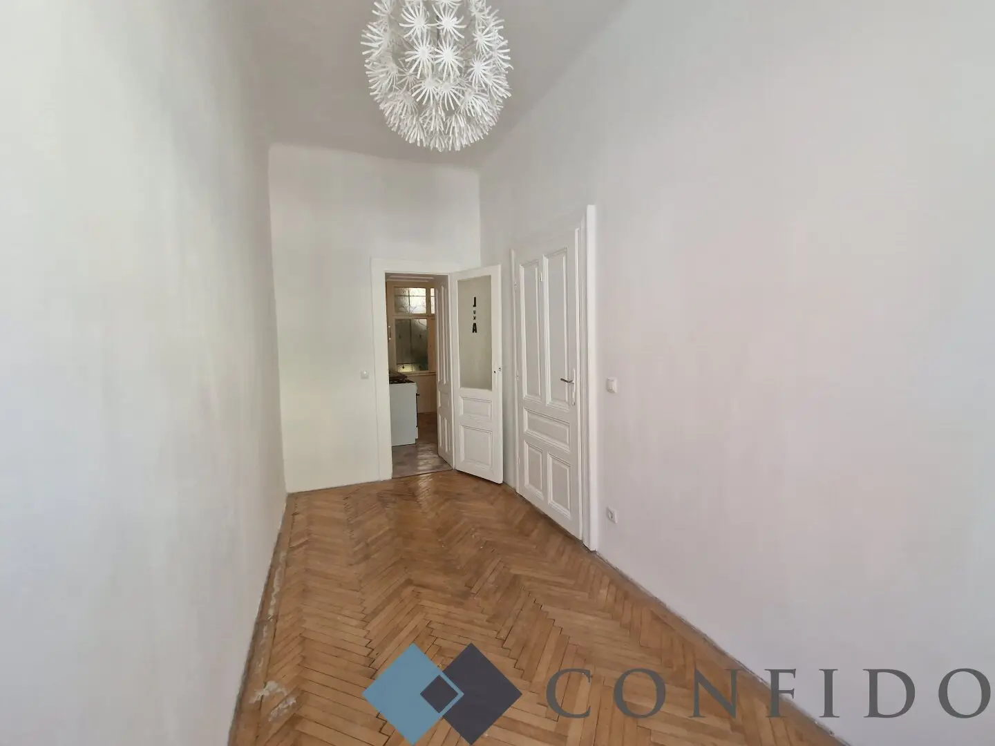 WOHNUNGSEIGENTUM AM STÖBERPLATZ - Sanierungsbedürftige 2 Zimmerwohnung im Hochparterre!