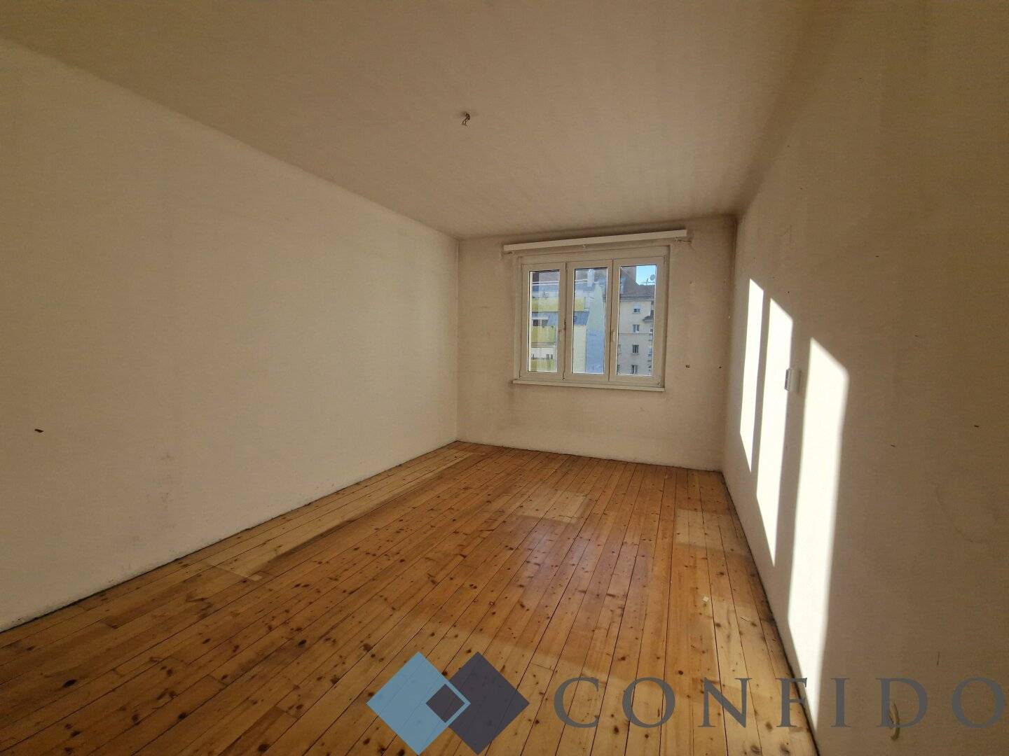 Good layout and completely courtyard-facing apartment in need of renovation in central location