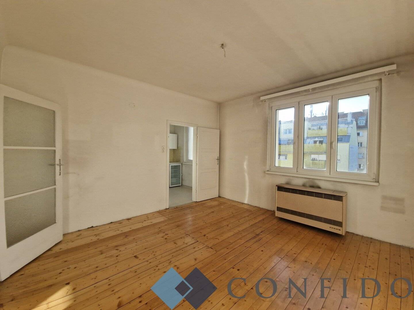 Good layout and completely courtyard-facing apartment in need of renovation in central location