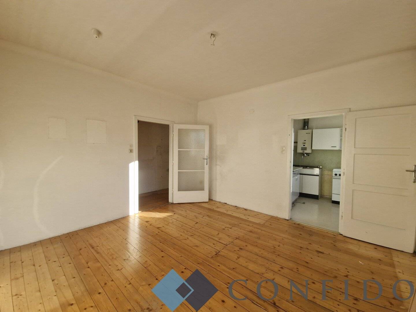 Good layout and completely courtyard-facing apartment in need of renovation in central location