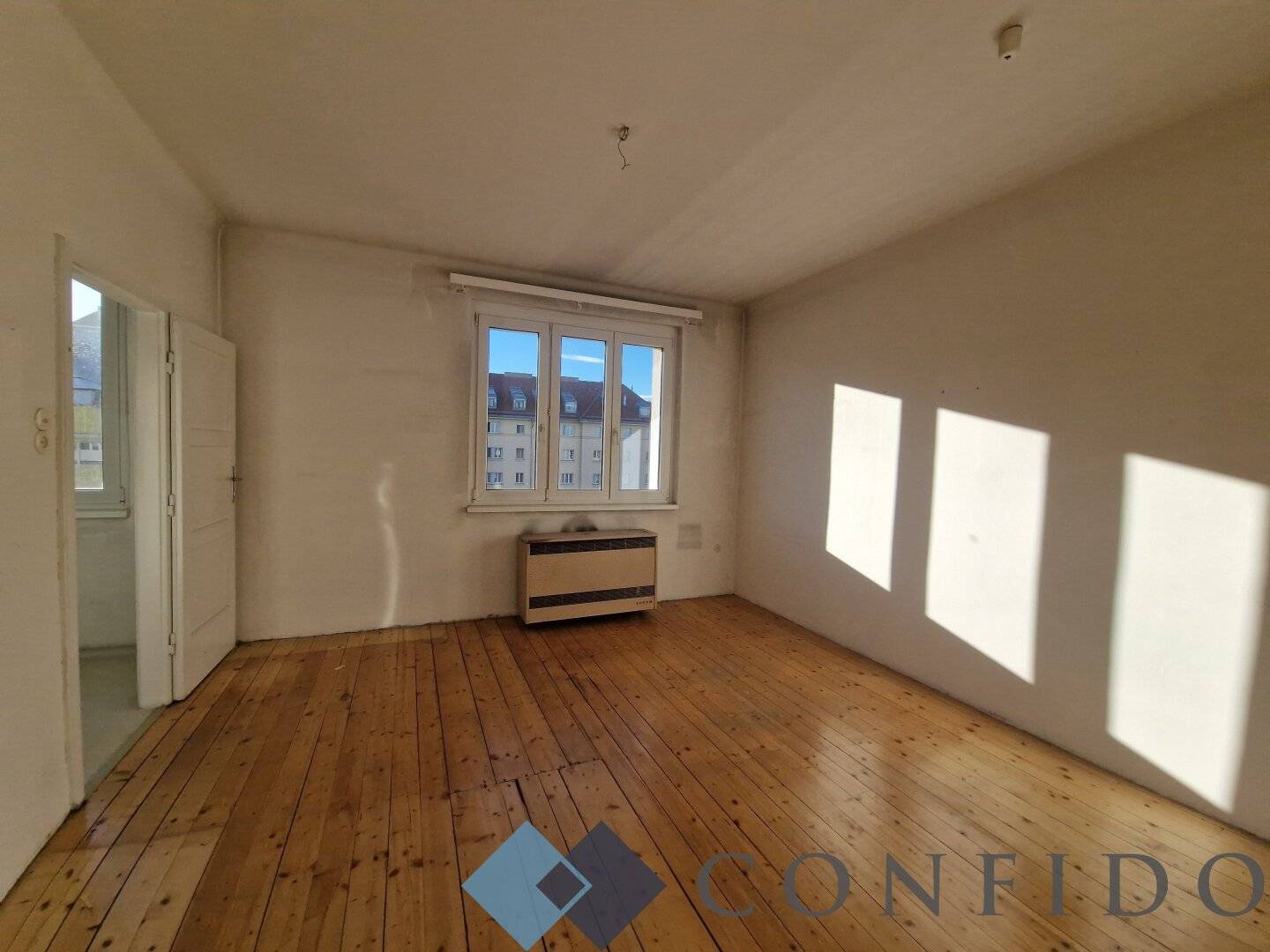 Good layout and completely courtyard-facing apartment in need of renovation in central location