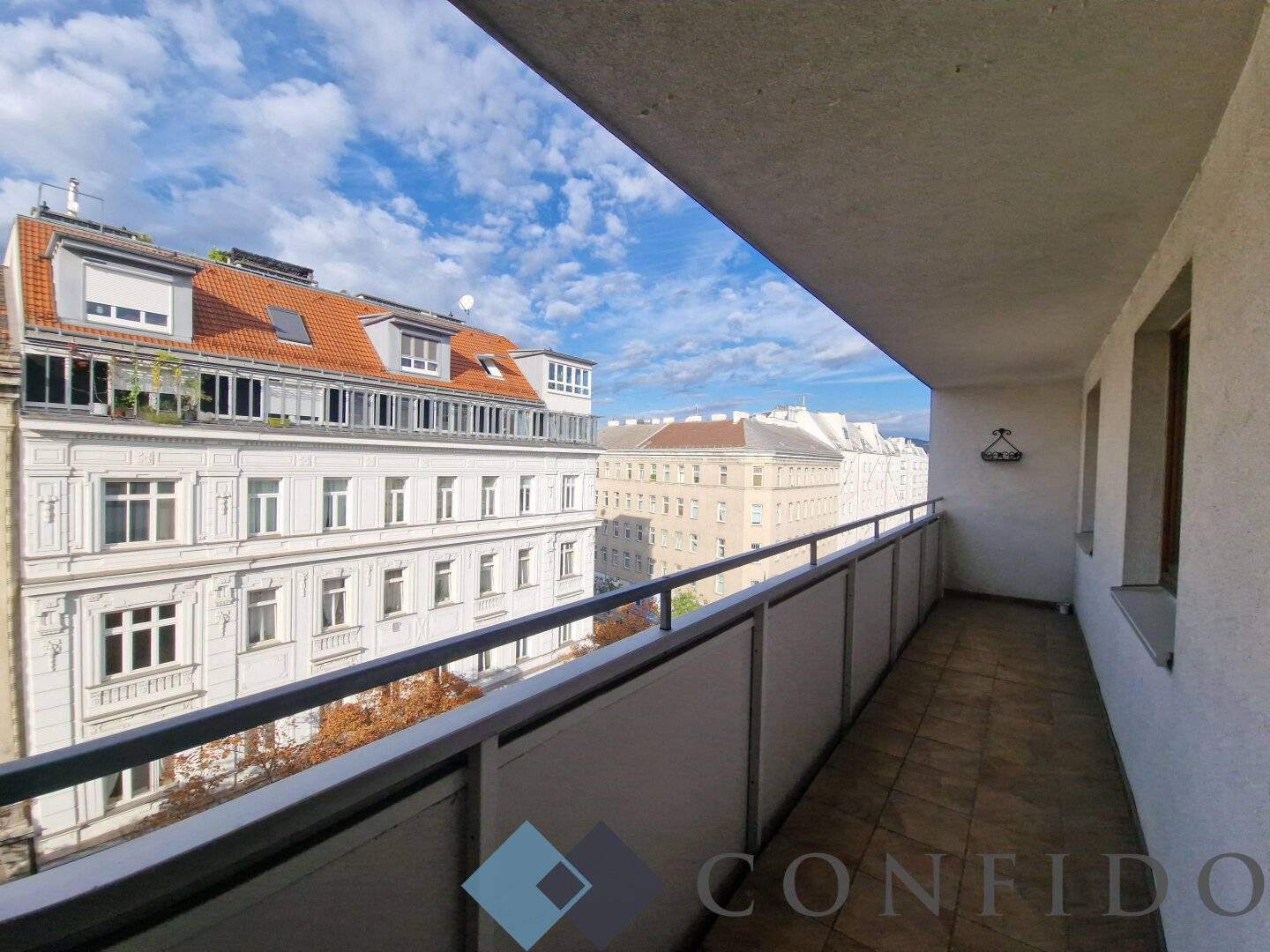 Directly by the subway 3-room apartment with loggia