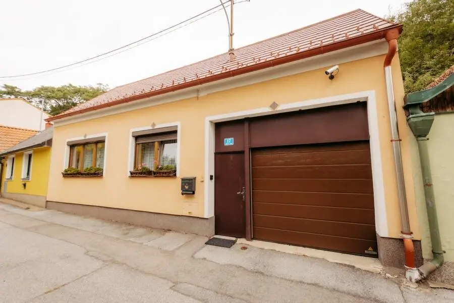 Gepflegtes Einfamilienhaus mit überdachter Toreinfahrt, uneinsehbarem Innenhofgarten, Bauernstube, Nebengebäude und Sauna