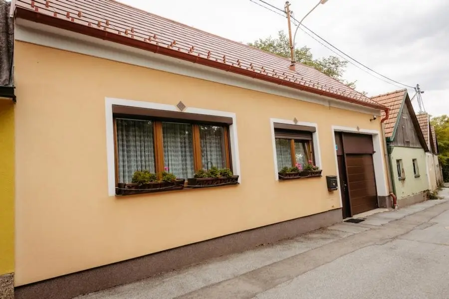 Gepflegtes Einfamilienhaus mit überdachter Toreinfahrt, uneinsehbarem Innenhofgarten, Bauernstube, Nebengebäude und Sauna