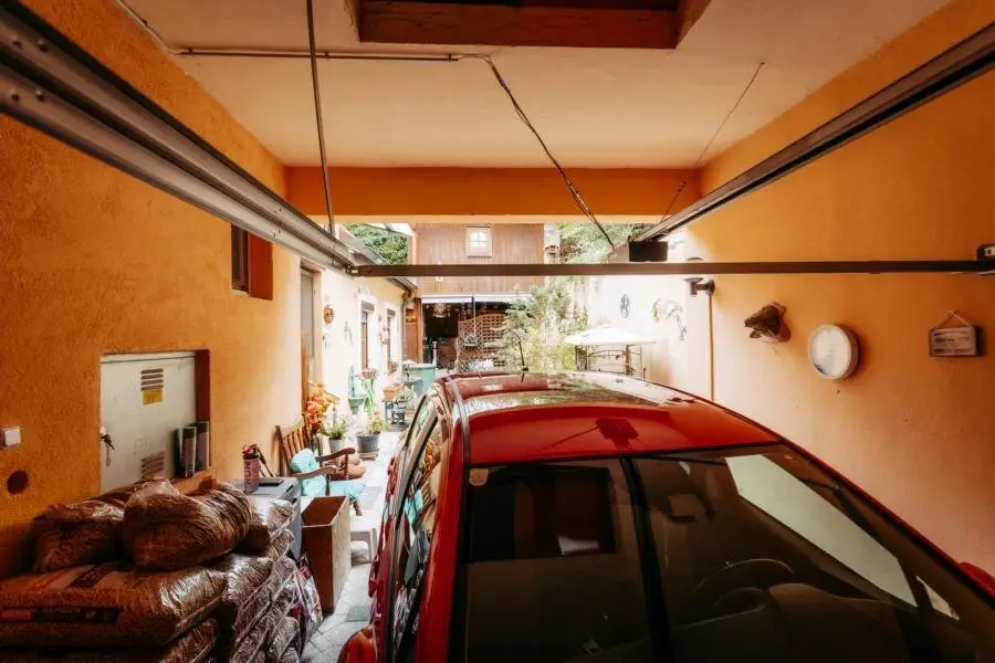 Gepflegtes Einfamilienhaus mit überdachter Toreinfahrt, uneinsehbarem Innenhofgarten, Bauernstube, Nebengebäude und Sauna