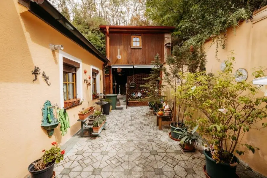 Gepflegtes Einfamilienhaus mit überdachter Toreinfahrt, uneinsehbarem Innenhofgarten, Bauernstube, Nebengebäude und Sauna