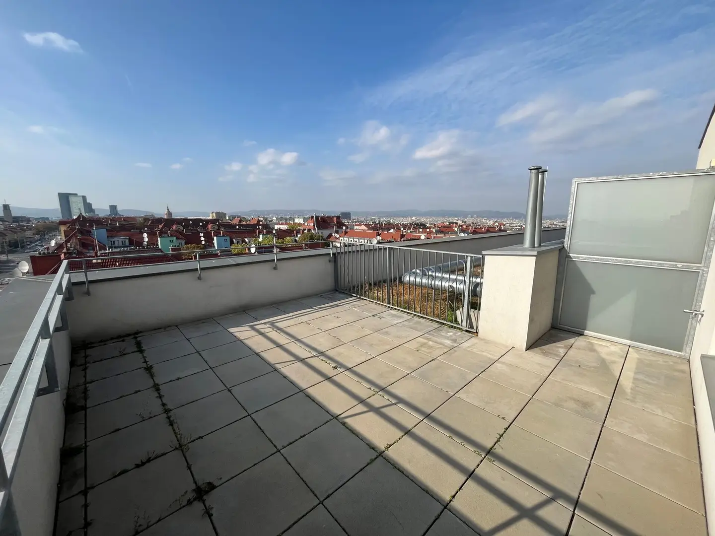 Sonnige dachgeschosswohnung mit großzügiger dachterrasse nahe Wienerbergpark