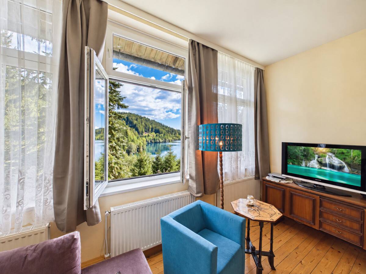 Wohnung in Alleinlage mit Seeblick und großzügigen Räumen