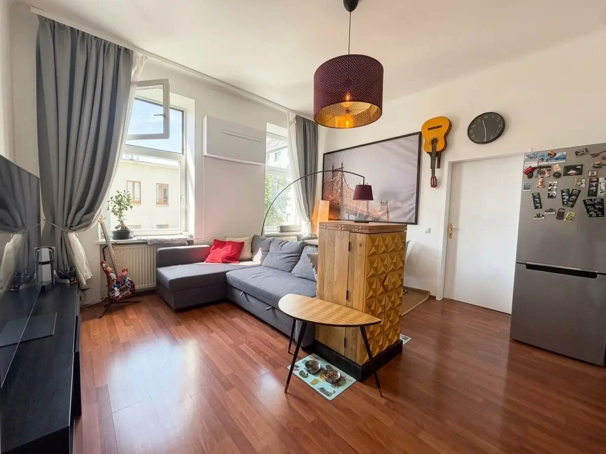 Viennese old building with that certain extra | 82 m² | 3 rooms | Lift | Air conditioning | U1 | Open kitchen | Modernized