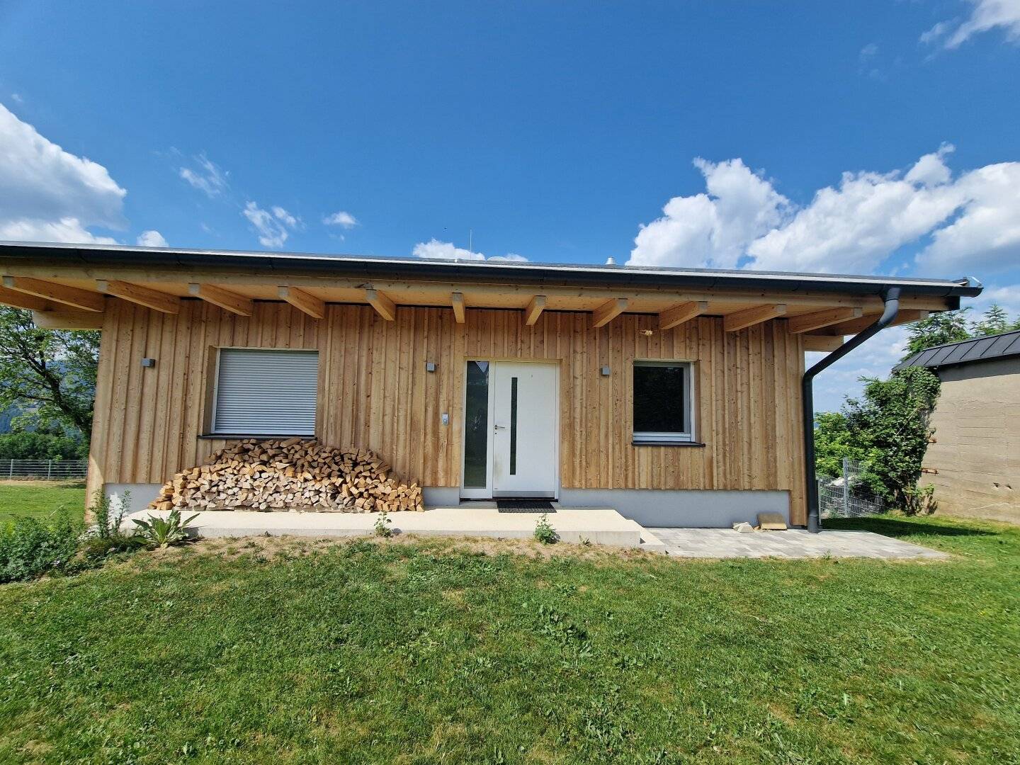 Project opportunity with 3 additional houses – stunning distant view – modern timber frame house with expansion potential for additional apartments