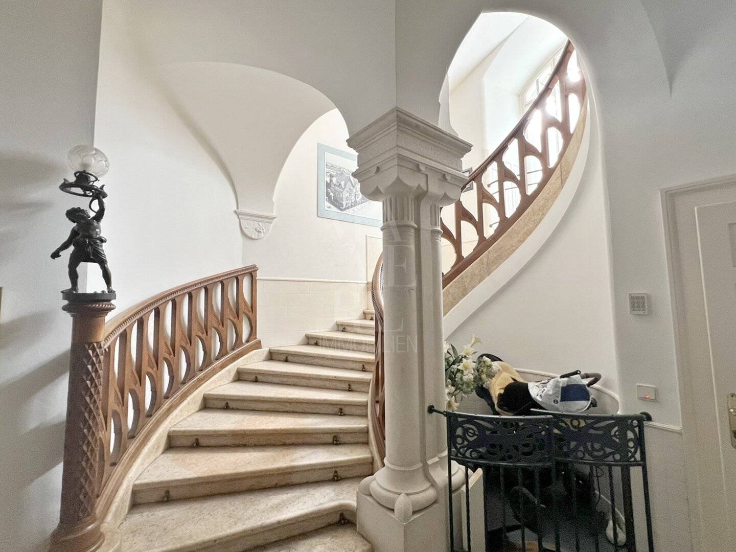 Completely renovated apartment in beautiful cottage villa; bus directly to Lycée Français