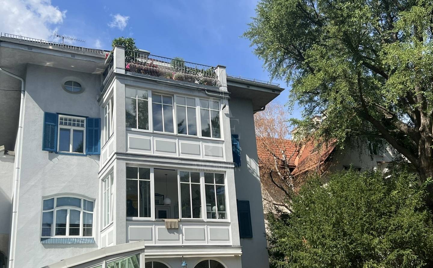 Completely renovated apartment in beautiful cottage villa; bus directly to Lycée Français