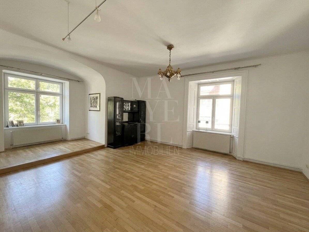 Completely renovated apartment in beautiful cottage villa; bus directly to Lycée Français