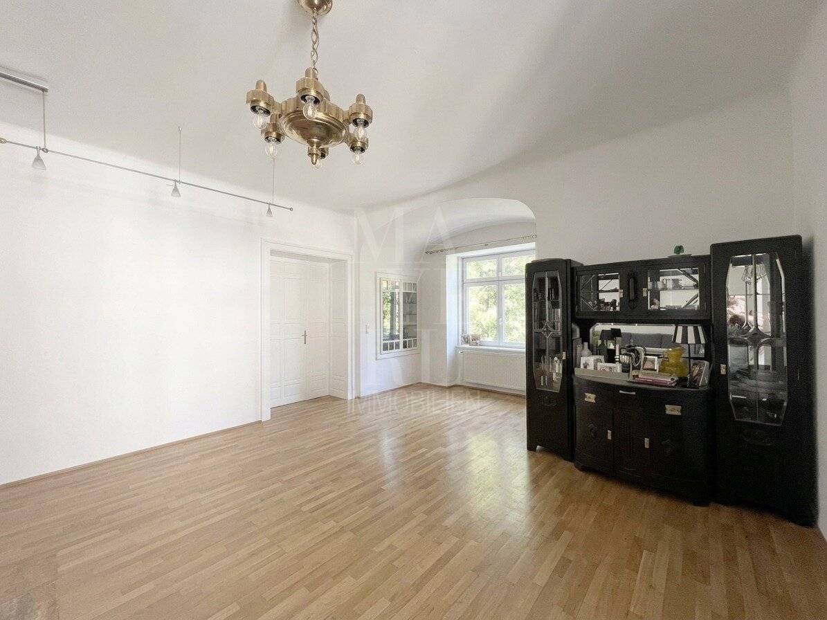 Completely renovated apartment in beautiful cottage villa; bus directly to Lycée Français