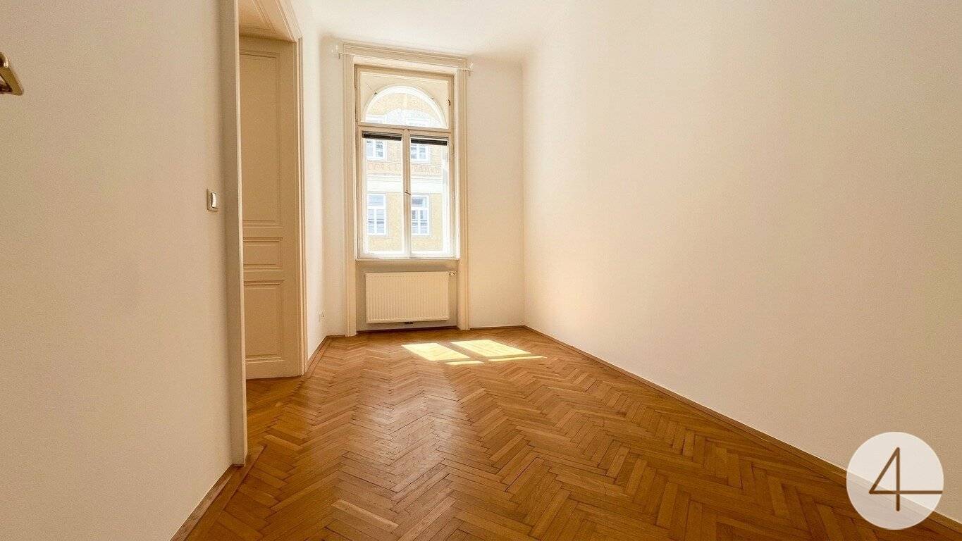 Elegantly renovated 3-room old building apartment - 180m to U4 - in a quiet location