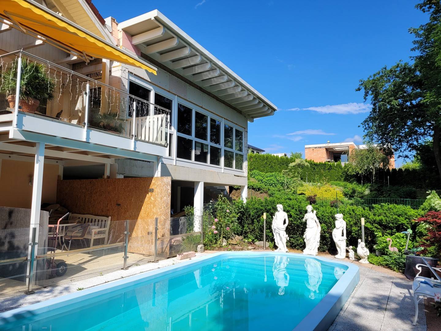 Lichtdurchflutete Familienwohnung mit Wassergarten