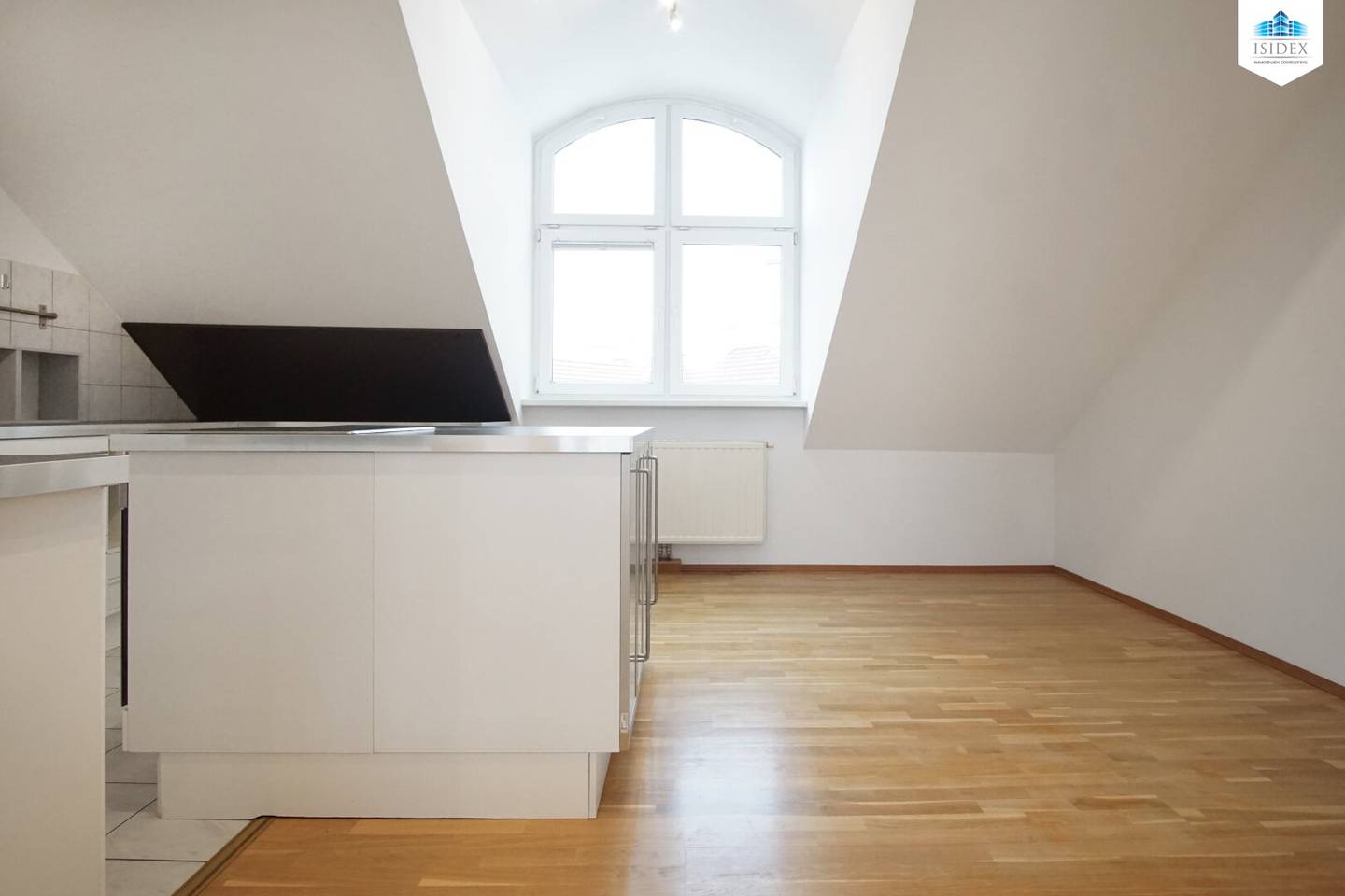 Spacious 3-room attic apartment in the Nordbahnviertel