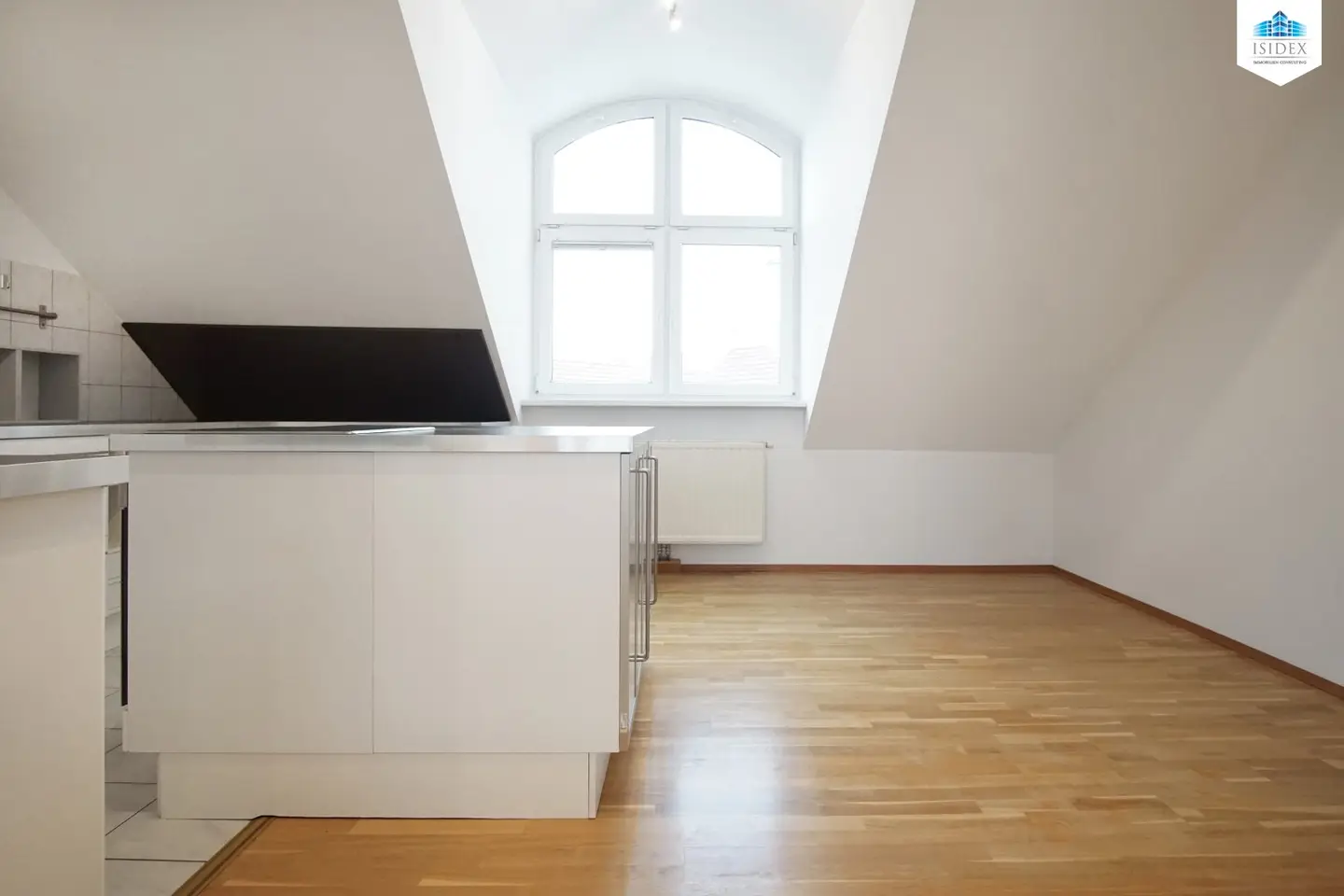 Spacious 3-room attic apartment in the Nordbahnviertel