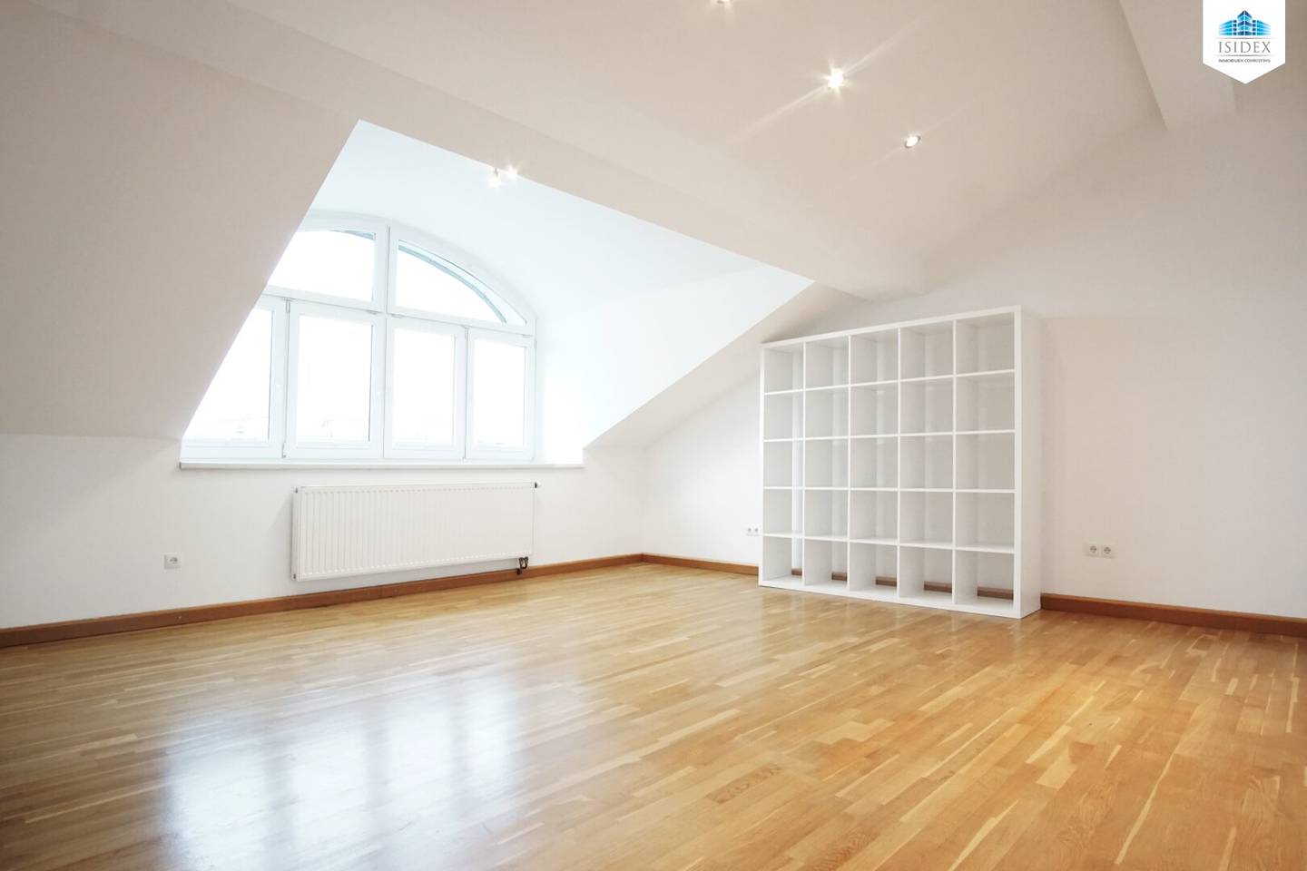 Spacious 3-room attic apartment in the Nordbahnviertel