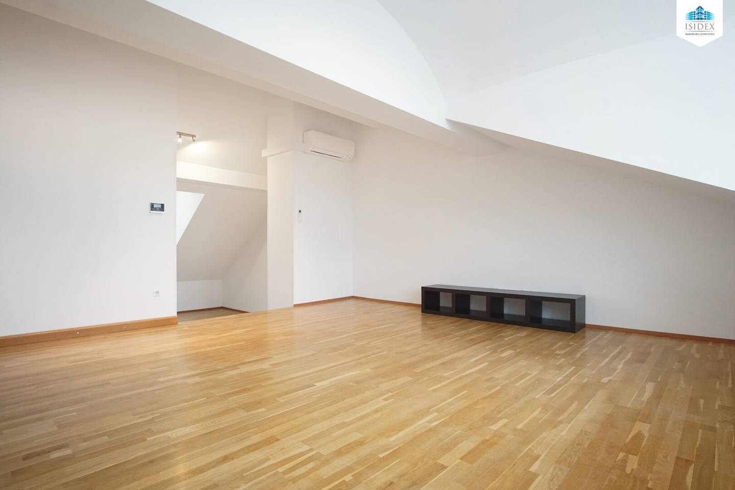 Spacious 3-room attic apartment in the Nordbahnviertel