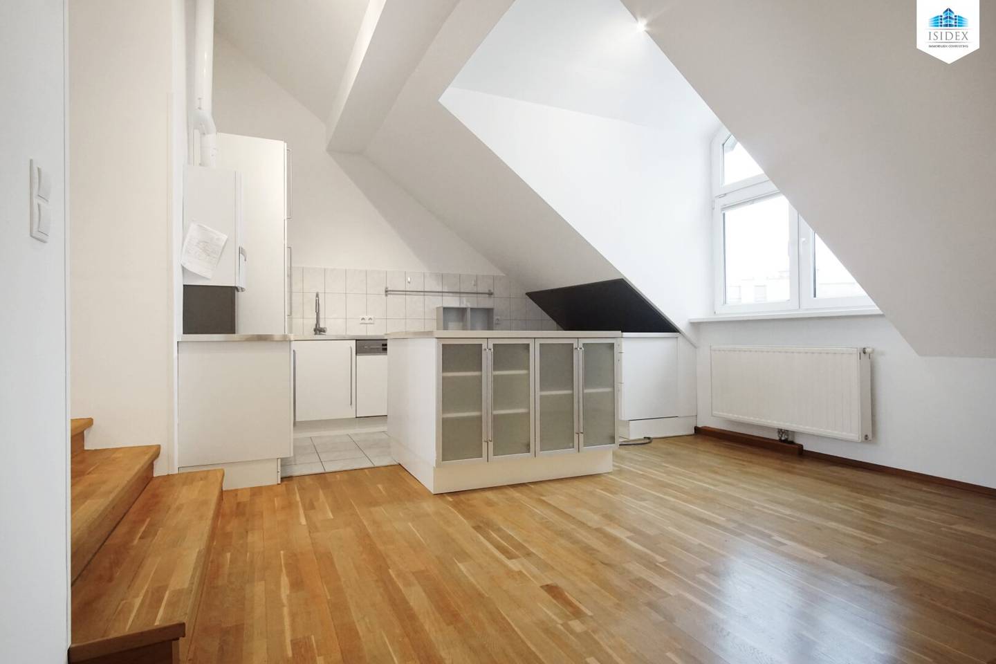 Spacious 3-room attic apartment in the Nordbahnviertel