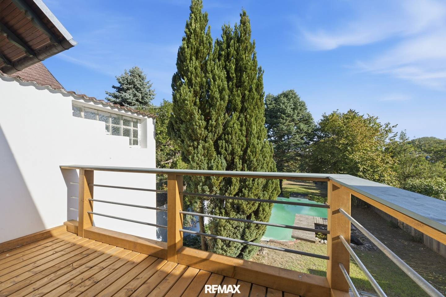 Showpiece of the turn of the century: Stylish town house with pool and idyllic garden oasis