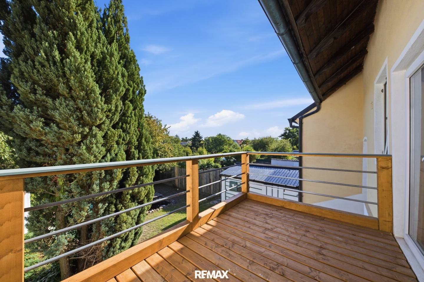 Showpiece of the turn of the century: Stylish town house with pool and idyllic garden oasis