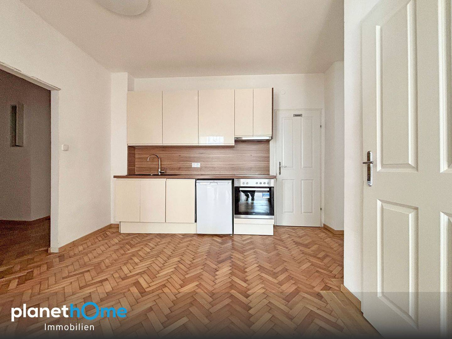 Bright apartment with large display windows in a well kept tenement