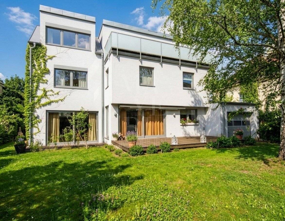 Modern Villa in prime Döbling location with garden, terraces and garage