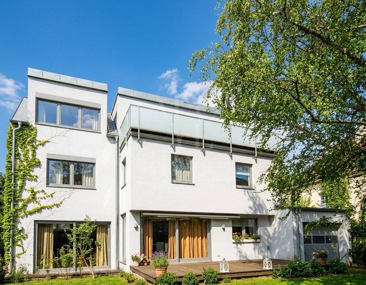 Moderne Villa in bester Döblinger Lage mit Garten, Terrassen &amp; Garage
