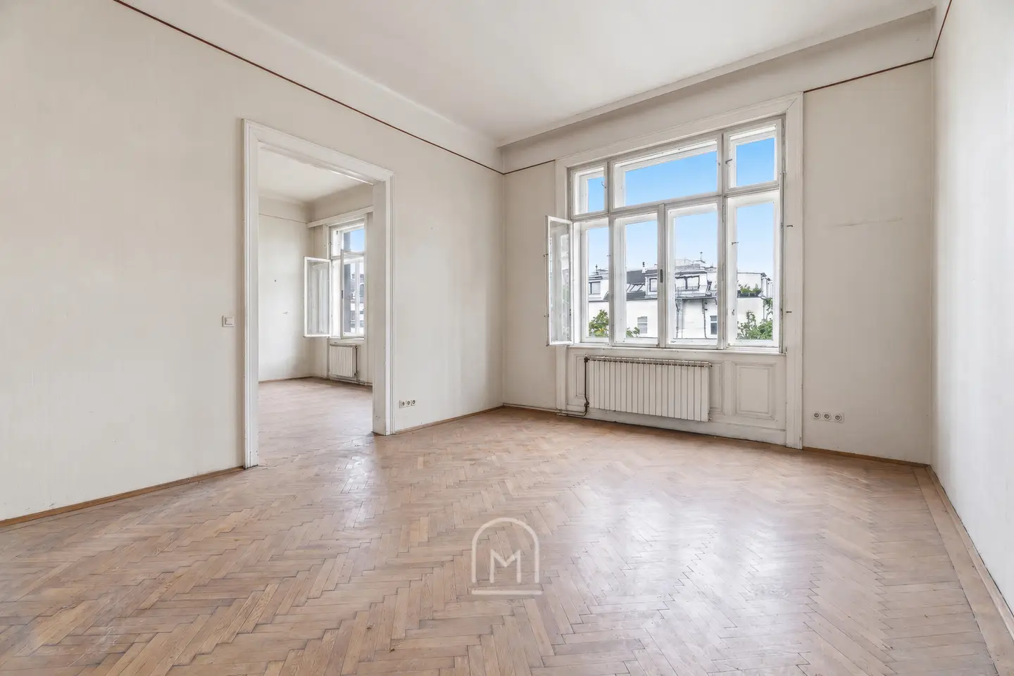 Altbauwohnung with large living salon and courtyard balcony