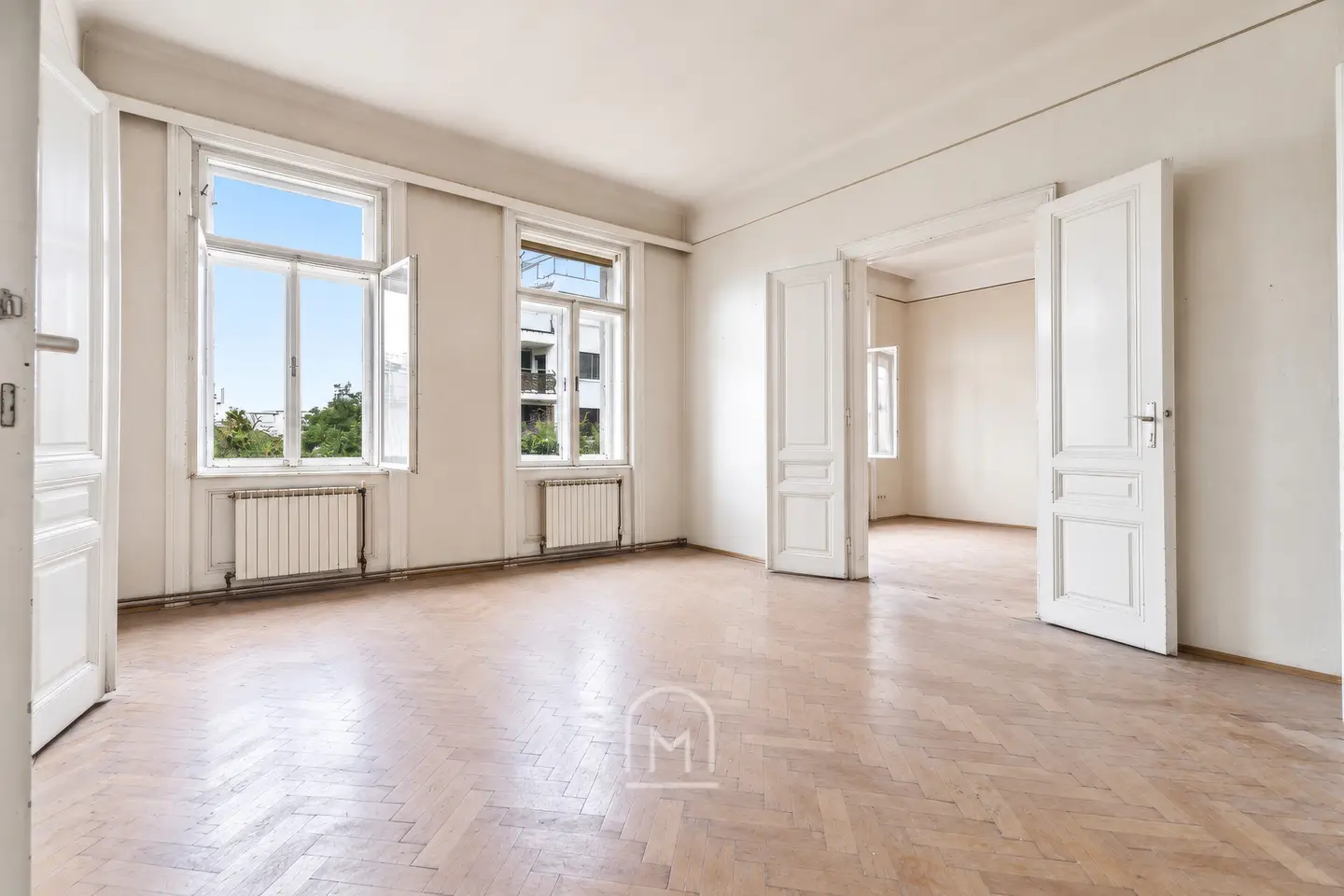 Altbauwohnung with large living salon and courtyard balcony