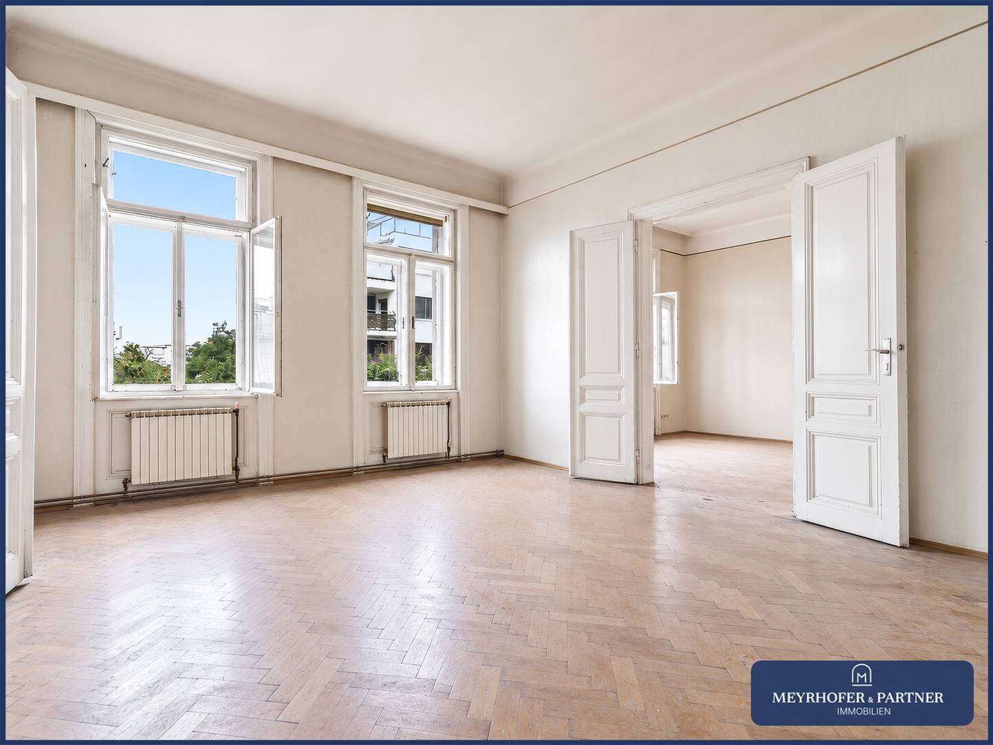 Altbauwohnung mit großem Wohnsalon und Innenhofbalkon