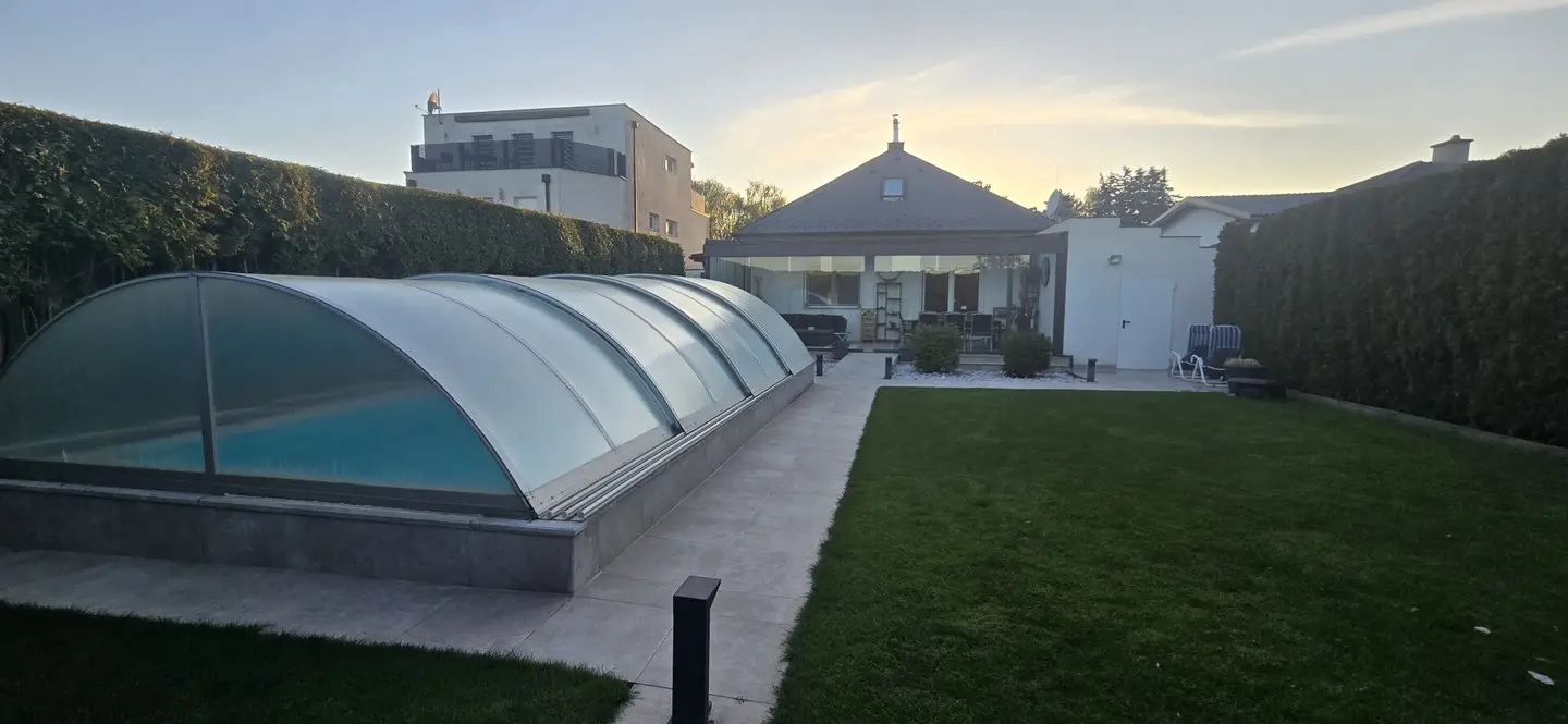 Modern residential jewel in prime location: Fully renovated bungalow with pool oasis