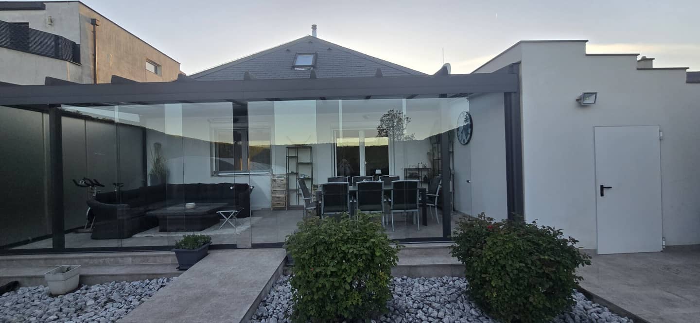Modern residential jewel in prime location: Fully renovated bungalow with pool oasis
